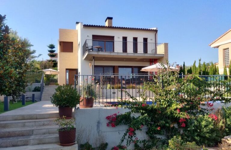 Entropia Arquitectura · Habitatge unifamiliar en desnivell a Calafell